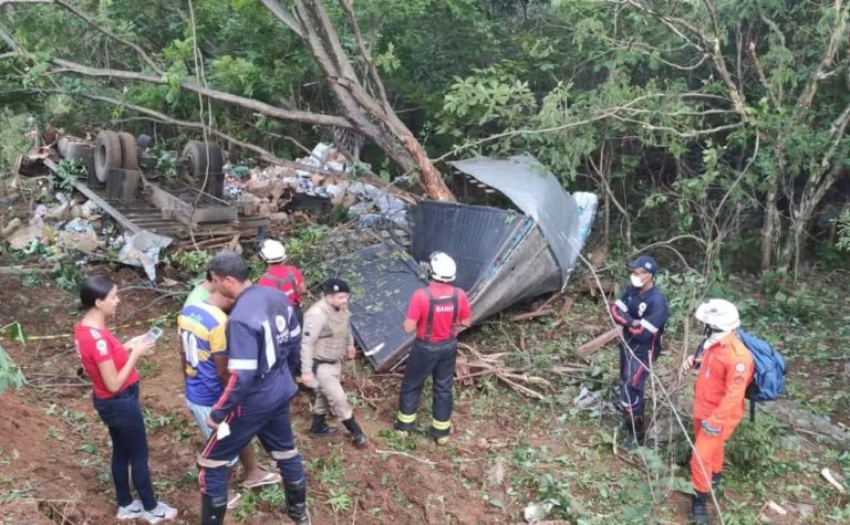 Acidente Fatal na Serra de Wanderley: Caminhão Tombado