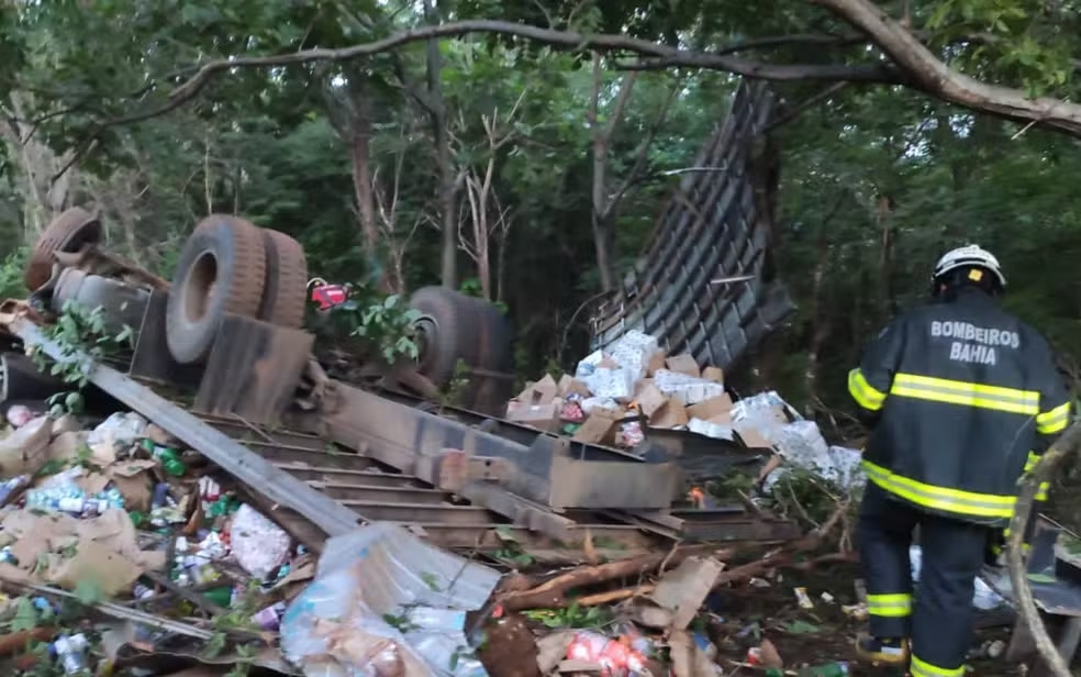 Tragédia na Serra de Wanderley: Caminhão tomba e deixa duas vítimas fatais 2 Caminhão tomba Serra de Wanderley