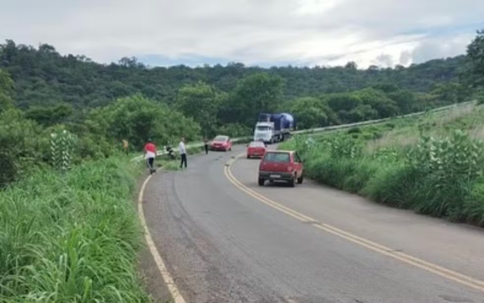 Tragédia na Serra de Wanderley: Caminhão tomba e deixa duas vítimas fatais 1 Acidente fatal