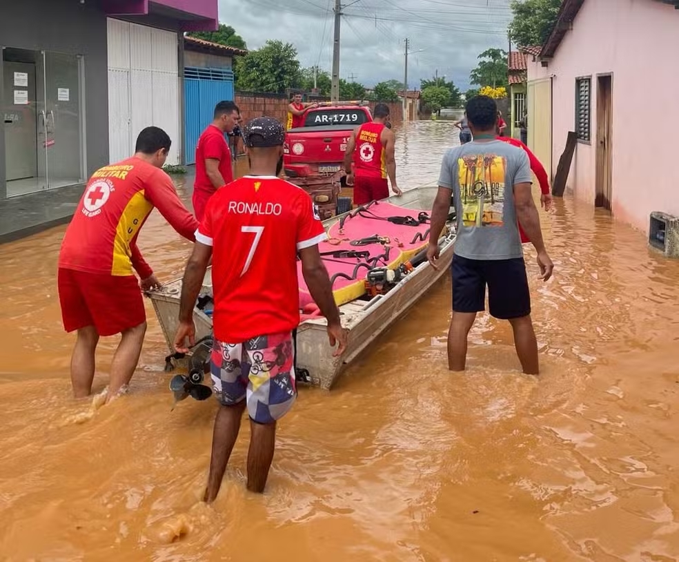 Chuvas intensas causam alagamentos em Muquém de São Francisco com mais de 500 desalojados 1 Bombeiros e moradores com barco por rua alagada de Muquém de São Franscico — Foto: Divulgação/Corpo de Bombeiros