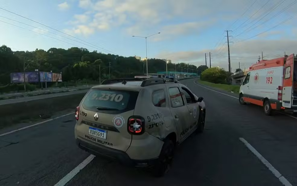 Pai e filho sofrem acidente com viatura da PM em Salvador 3 Viatura PM