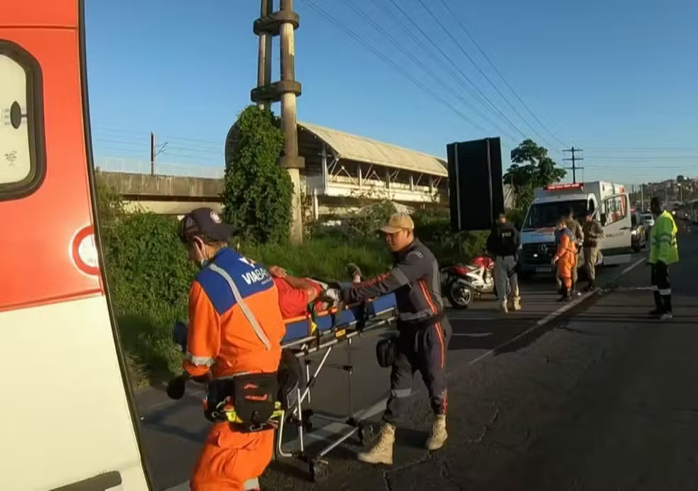 Pai e filho sofrem acidente com viatura da PM em Salvador 1 Pai e Filho