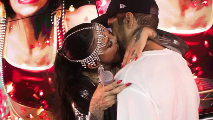 Beijão entre Alinne Rosa e Caio Castro