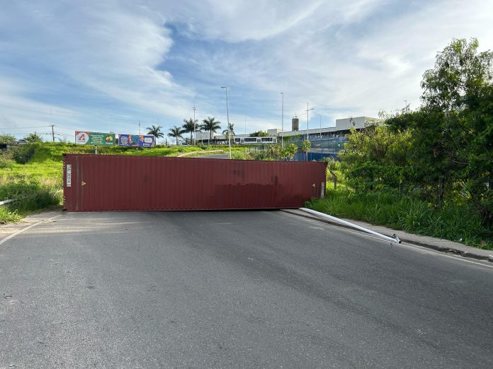 Container bloqueando rua Pirajá