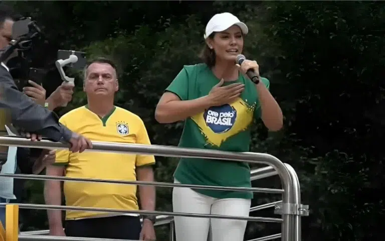Michelle Bolsonaro emociona-se em ato na Paulista ao falar sobre desafios enfrentados por Jair Bolsonaro