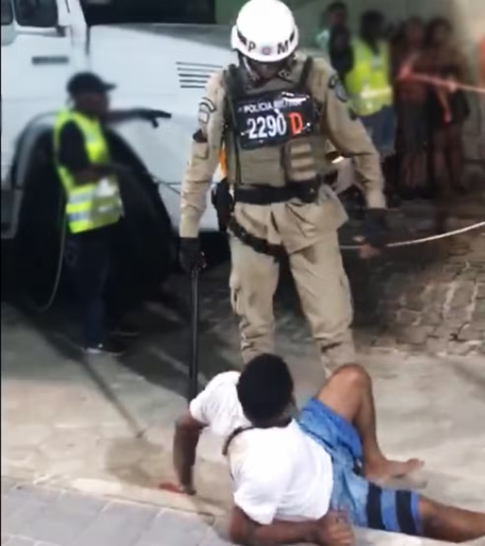 VÍDEO: Policial militar aplica 'voadora' em homem durante Carnaval em Caravelas, Bahia 1 Voadora,Carnaval Caravelas,Policial