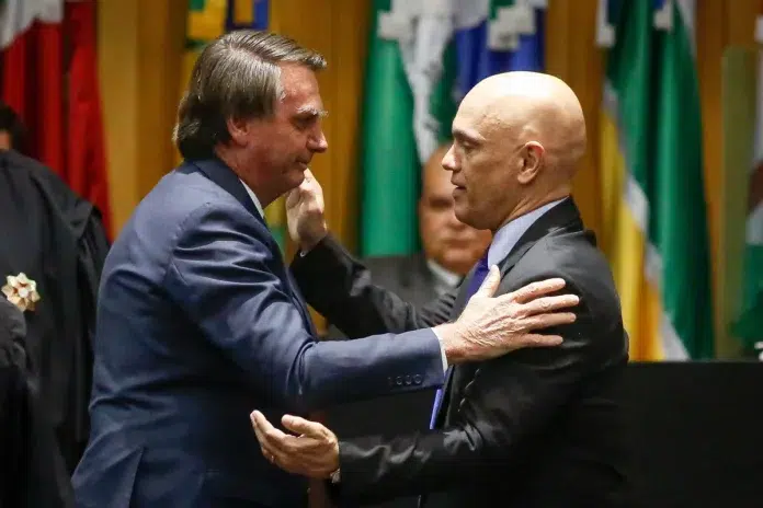 Bolsonaro pede liberação de passaporte a Moraes