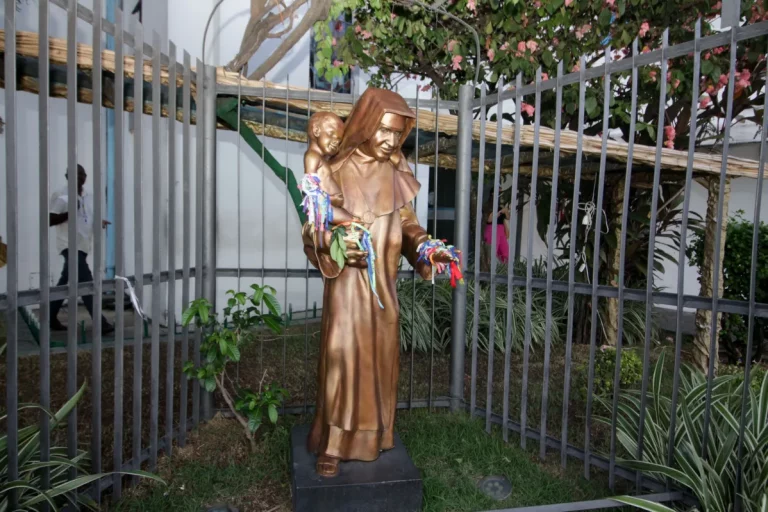Homenagens a Santa Dulce dos Pobres marcam 32 anos de seu falecimento