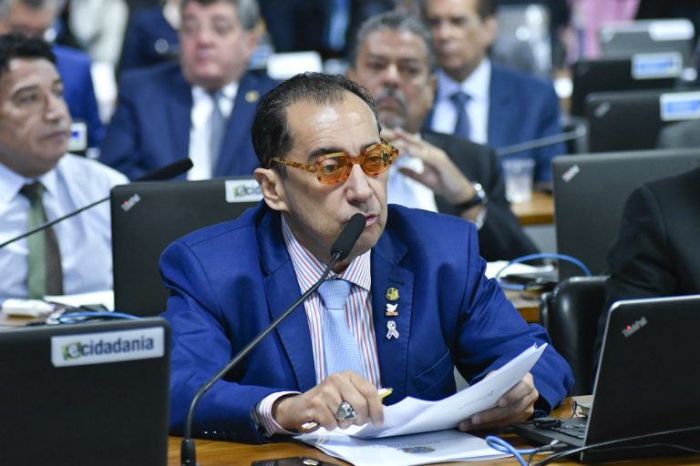 Jorge Kajuru critica reeleição como “convite à gastança e à corrupção” e propõe PEC