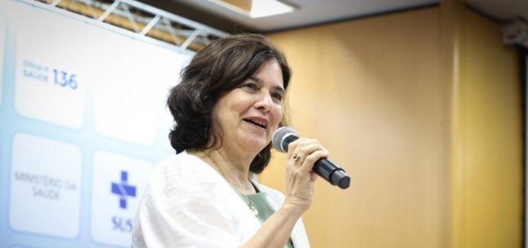 Ministra da Saúde visita referência em atendimento a dengue em Salvador