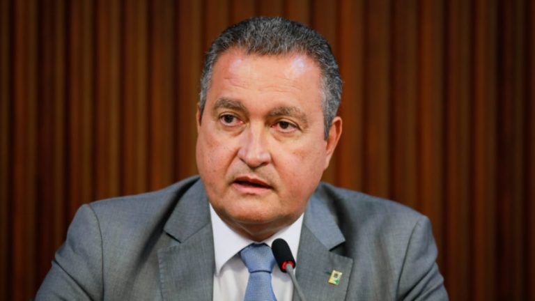 Rui Costa enfrenta críticas no Senado com apelido “República do Acarajé”