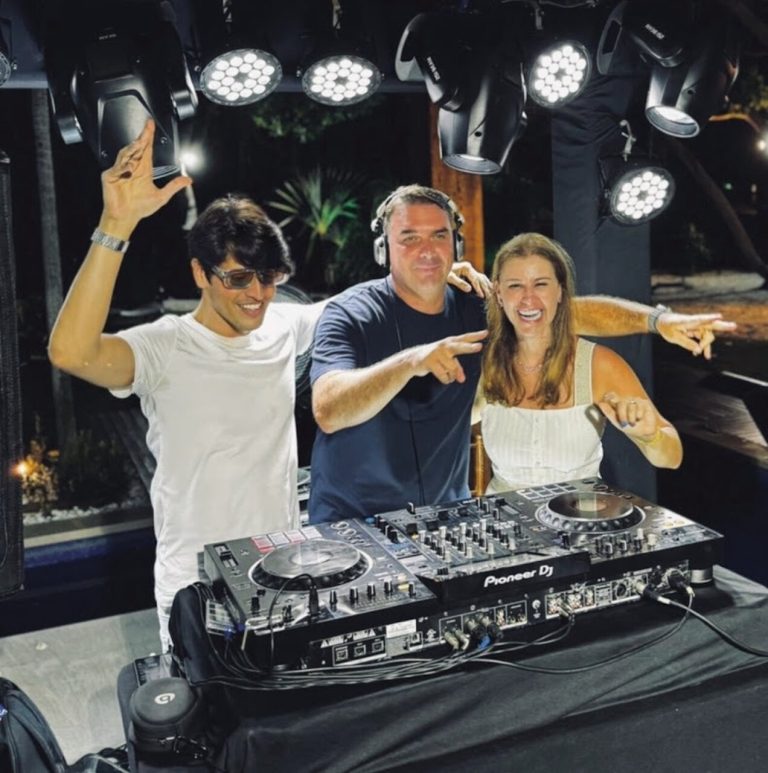 Flávio Bolsonaro e esposa curtem feriado da Páscoa na Praia do Forte