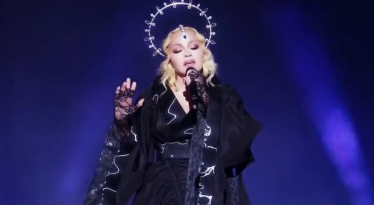 Madonna repreende fã que não dançava e depois descobre que ele é cadeirante