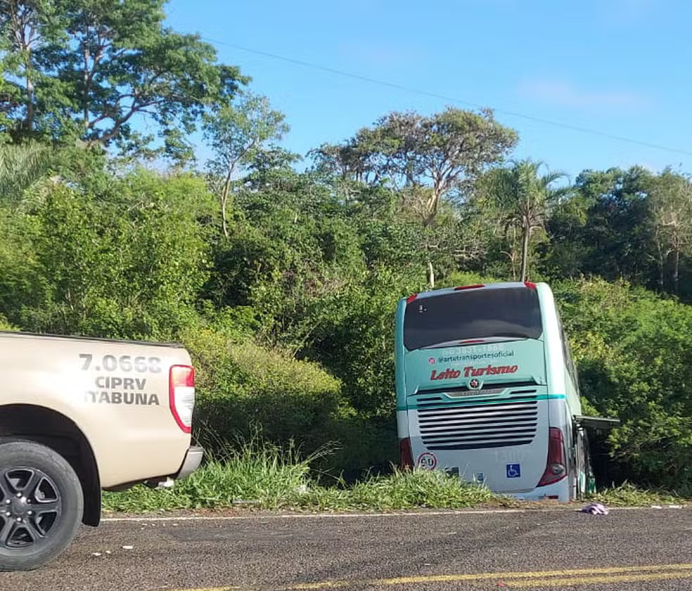 Motorista de ônibus morre após batida frontal com caminhão em Rodovia do Sudoeste da Bahia 3 Rodovia do Sudoeste da Bahia,ônibus,caminhão