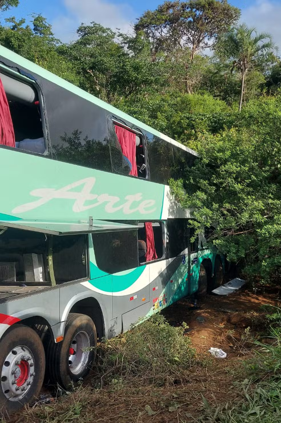 Motorista de ônibus morre após batida frontal com caminhão em Rodovia do Sudoeste da Bahia 1 Rodovia do Sudoeste da Bahia,ônibus,caminhão