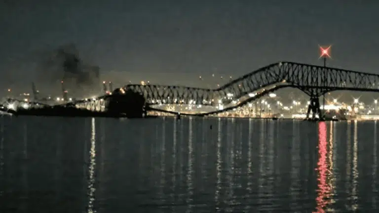 Vídeo mostra momento em que Navio de carga colide com ponte em Baltimore e causa desabamento