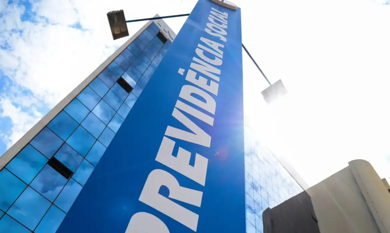 Expansão do grupo empresarial da Ambec gera faturamento de R$ 24 milhões e levanta preocupações sobre descontos indevidos