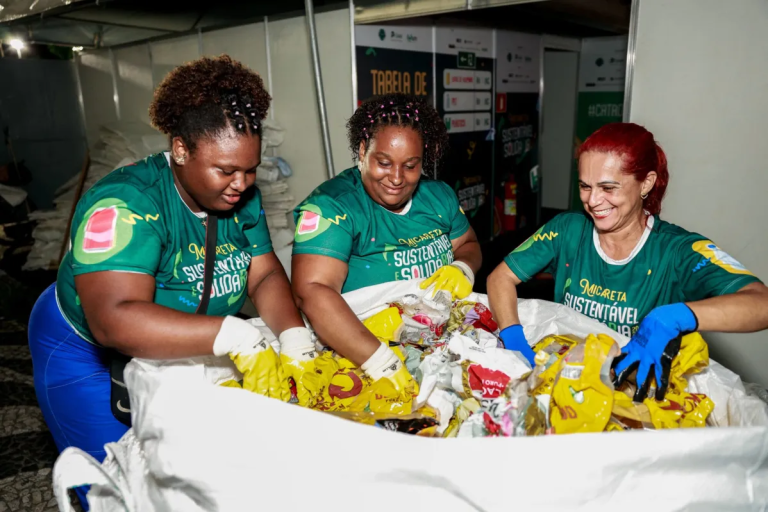 Micareta de Feira arrecada quase 900 quilos de material reciclável no primeiro dia