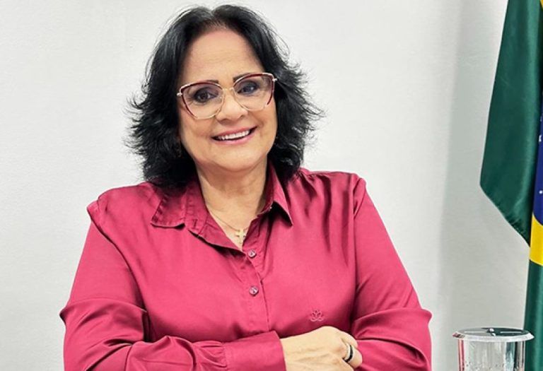 Damares Alves lidera campanha de filiação “Mulher, tome partido” na Bahia Damares Alves lidera campanha de filiação “Mulher, tome partido” na Bahia