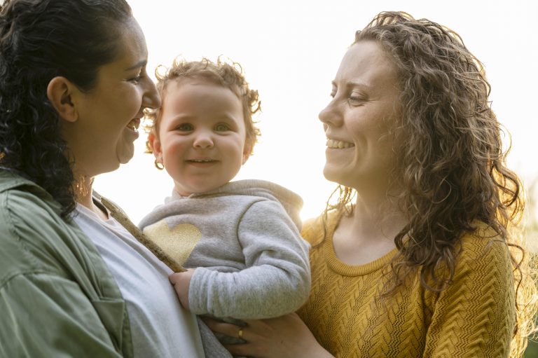 Adoções por casais homoafetivos no Brasil aumentam 113% em quatro anos
