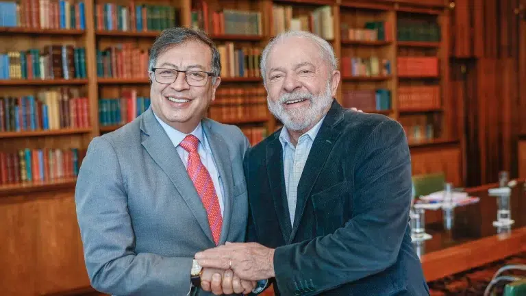 Presidente Lula chega à Colômbia para encontro com Gustavo Petro e participação na Feira do Livro de Bogotá