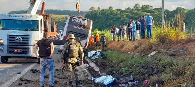 Tragédia na BR-101: Acidente com ônibus de turismo deixa nove mortos e 23 feridos na Bahia