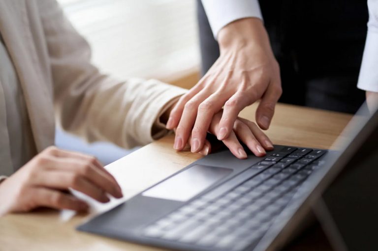 Escândalo em Mata de São João: Prefeito é flagrado nu pela esposa dentro de gabinete