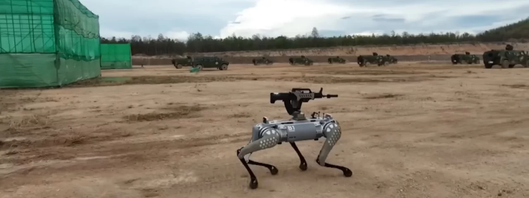 China apresenta cão-robô armado em exercícios militares