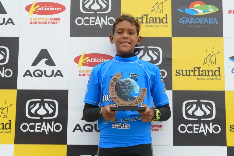 Baiano de 9 anos brilha no Circuito Surf Talentos em Santa Catarina