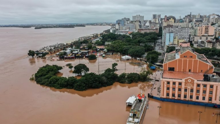 Inundação no Rio Grande do Sul afeta 300 mil imóveis e 800 instalações de saúde