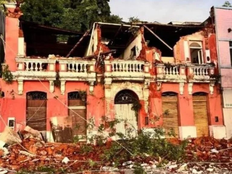 VÍDEO: Casarão histórico desaba no Centro de Ilhéus sem deixar feridos