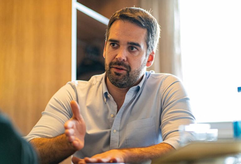 Ministro Paulo Pimenta destaca divergências com Eduardo Leite sobre gestão das enchentes no RS