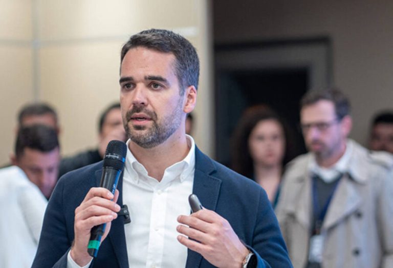 Críticas a Eduardo Leite por alterações em normas ambientais após enchentes no RS