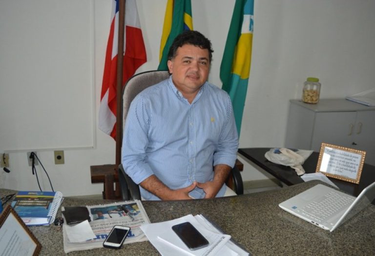 Prefeito de Mundo Novo enfrenta CPI e ação popular por uso de precatórios e gastos em festividades