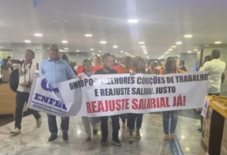 Servidores da Bahia Protestam na AL-BA por Reajuste Salarial Maior
