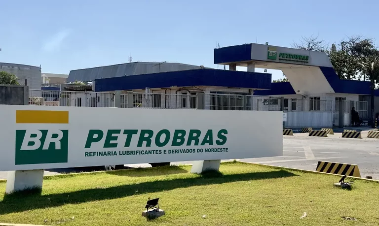 Impacto da alta do dólar no Brasil: Previsão de aumento nos preços de gasolina e produtos importados