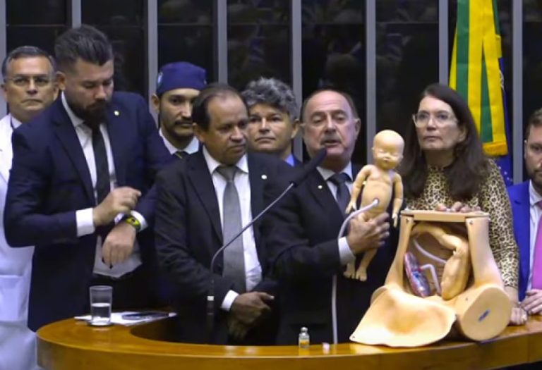 VÍDEO: Deputado encena aborto em sessão do congresso em protesto contra interrupção legal da gravidez