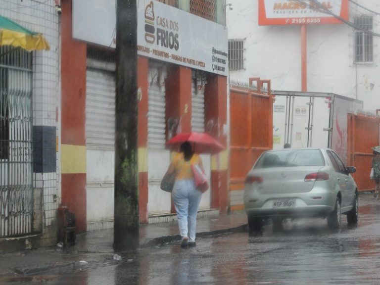 Inmet emite alerta amarelo de temporal no litoral baiano nesta segunda-feira