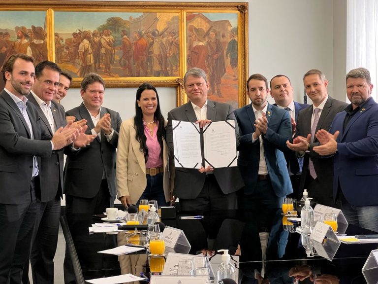 Escolas cívico-militares de Tarcísio terão PMs ensinando sobre Três Poderes