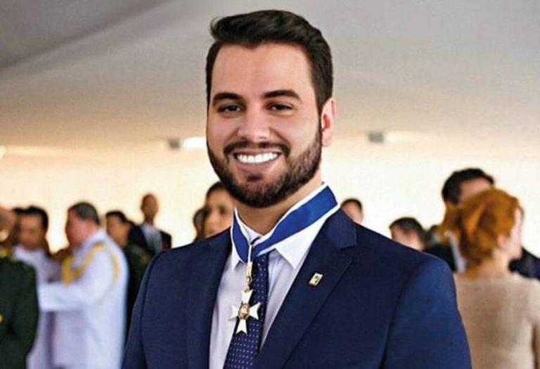 Habeas Corpus de Filipe Martins será relatado por Flávio Dino, que já criticou ex-assessor