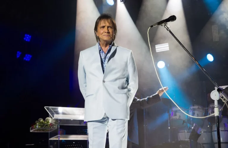 Roberto Carlos confirma shows na Bahia em julho durante turnê “Eu ofereço flores”