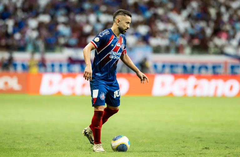 Éverton Ribeiro adota van adaptada para viagens ao CT do Bahia