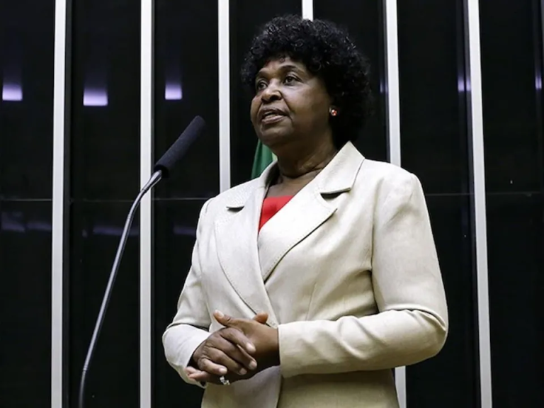 Benedita da Silva promete ação contra Carla Zambelli por comentário racista