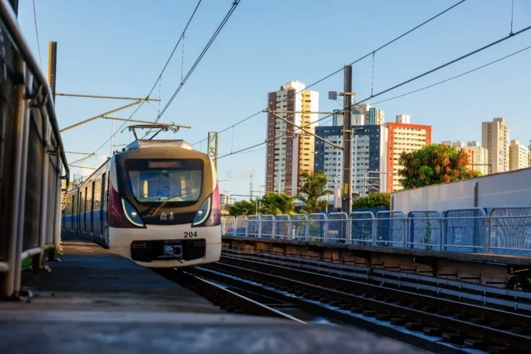 Linha 2 do metrô de Salvador enfrenta lentidão após rompimento de cabo de energia