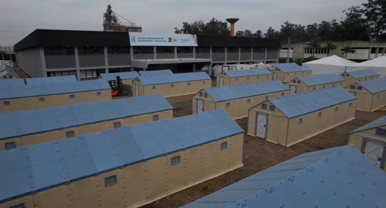 Governo do RS inaugura primeira cidade provisória para desabrigados em Canoas