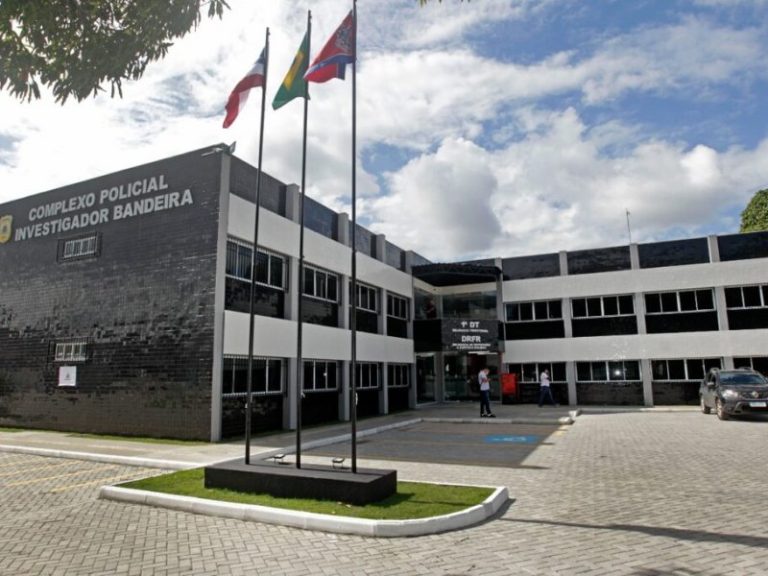 Homem vai à delegacia prestar queixa contra ex-companheira e acaba preso por não pagar pensão alimentícia na Bahia