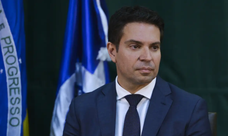 Revelação de e-mails mostra Ramagem orientando Bolsonaro a questionar urnas eletrônicas