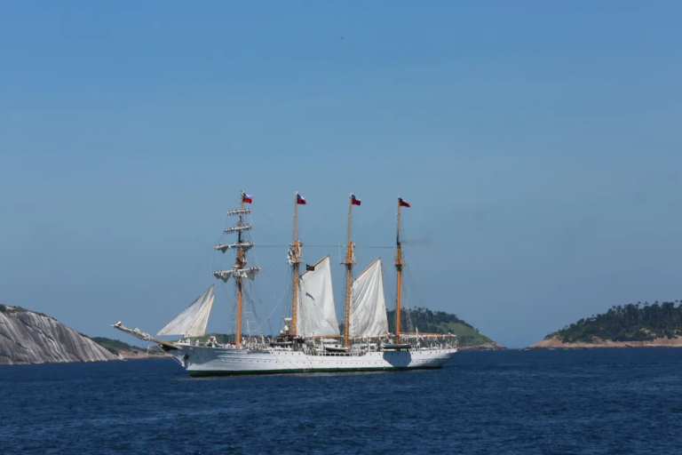 Visitação gratuita ao navio-escola “Esmeralda” em Salvador