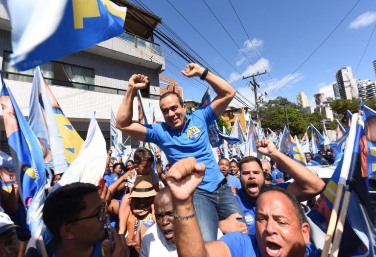 Bruno Reis inicia campanha com caminhada no Calabar e Alto das Pombas, destacando melhorias realizadas na região