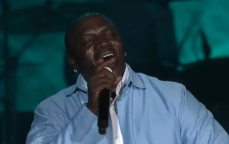 Akon faz playback no Rock in Rio e web especula presença de sósia no palco